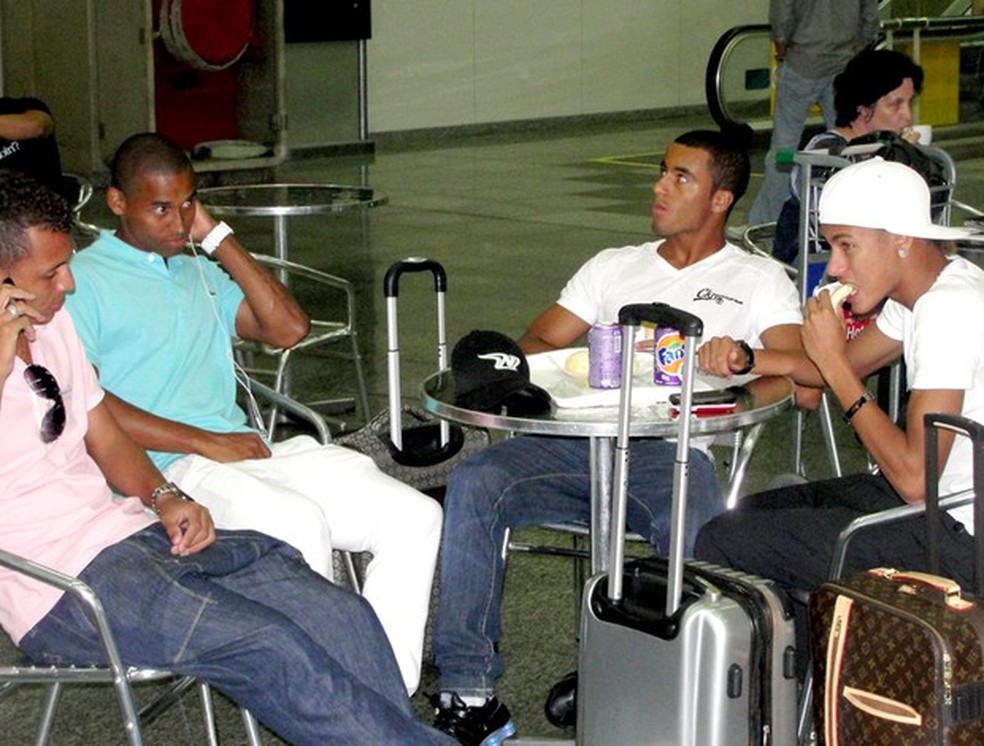 Gabriel Silva com Alan Patrick, Neymar e Lucas — Foto: Marcelo Russio/ge