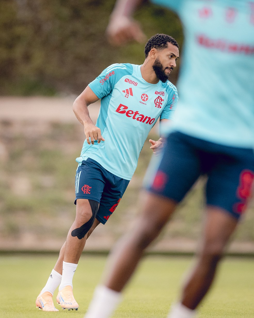 Juninho em treino do Flamengo no Catar — Foto: Adriano Fontes/Flamengo