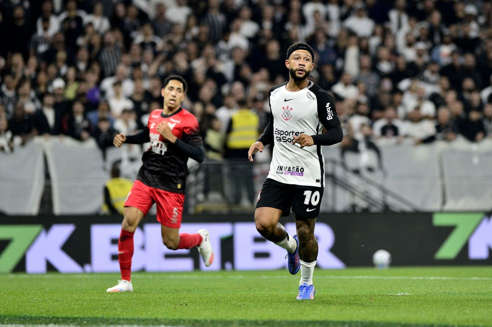 Memphis sente incômodo na coxa e pede substituição no Corinthians ainda no primeiro tempo