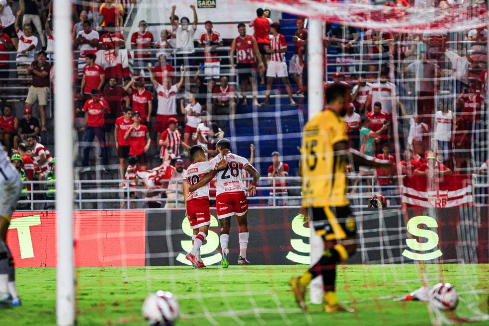 Mikael comemora gol do CRB contra o Amazonas &mdash; Foto: Ailton Cruz