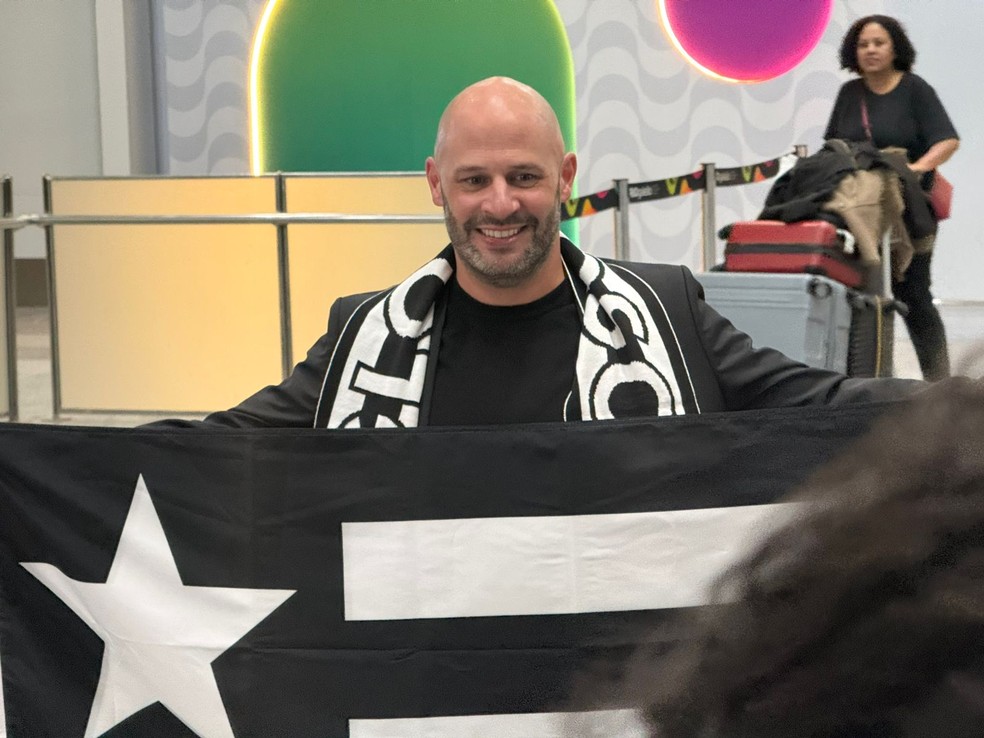 Franclim Carvalho chega ao Rio de Janeiro para assumir o Botafogo � Foto: B�rbara Mendon�a / ge