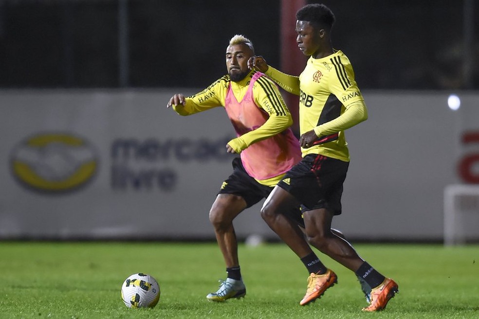 Diegão ao lado de Vidal em treino no profissional do Flamengo — Foto: Divulgação / Flamengo