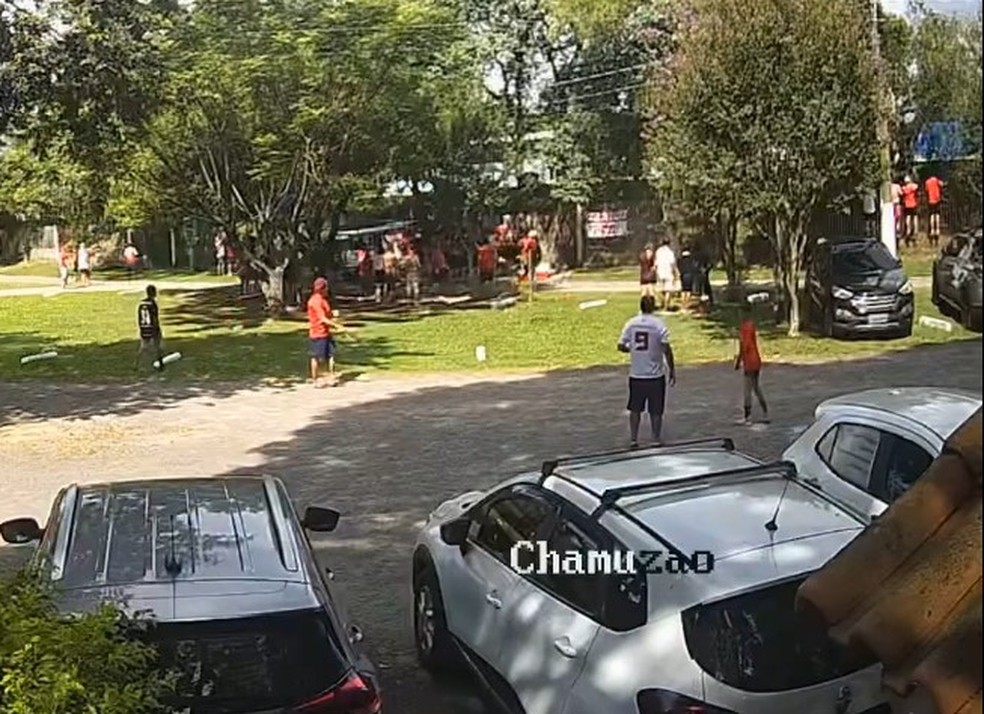 Imagens de torcedor que arremessou pedra em ônibus da torcida do Grêmio — Foto: Reprodução