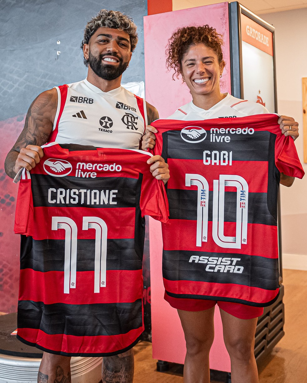 Gabigol e Cristiane trocam camisas no Flamengo — Foto: Paula Reis/Flamengo