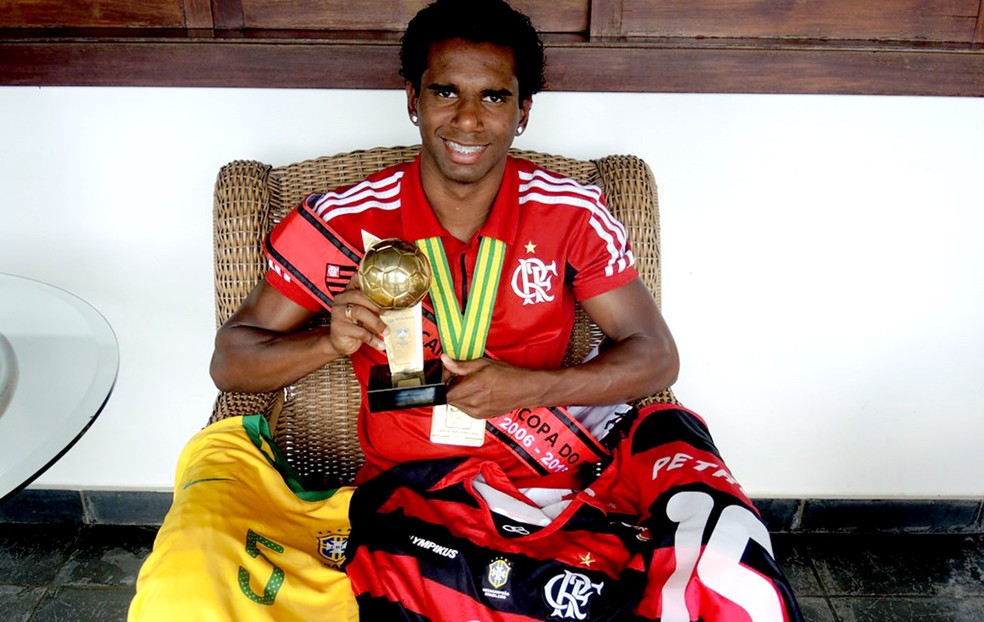 Luiz Antonio em 2013 com o troféu de melhor da final da Copa do Brasil — Foto: Cahê Mota