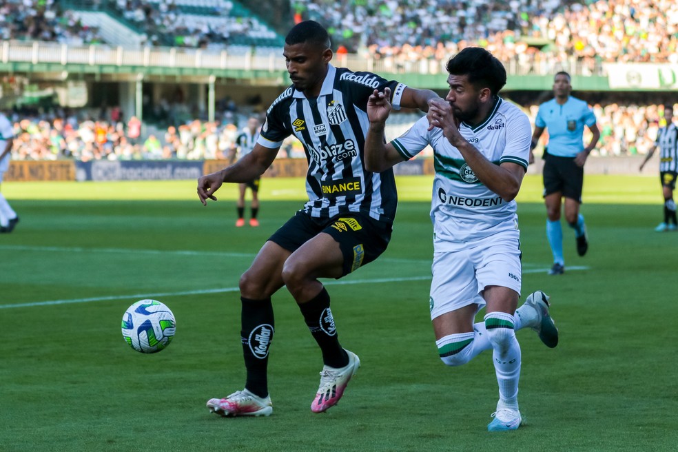 Joaquim em Coritiba x Santos — Foto: Robson Mafra/AGIF
