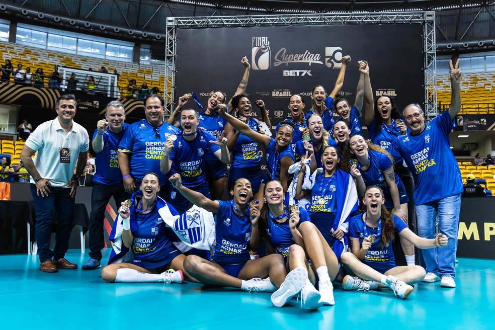 Jogadoras celebram o título no Ginásio Geraldão — Foto: Divulgação Minas