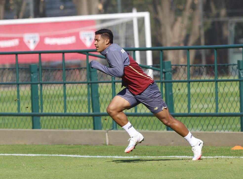 Ryan Francisco em treino no CT da Barra Funda — Foto: Rubens Chiri / São Paulo FC