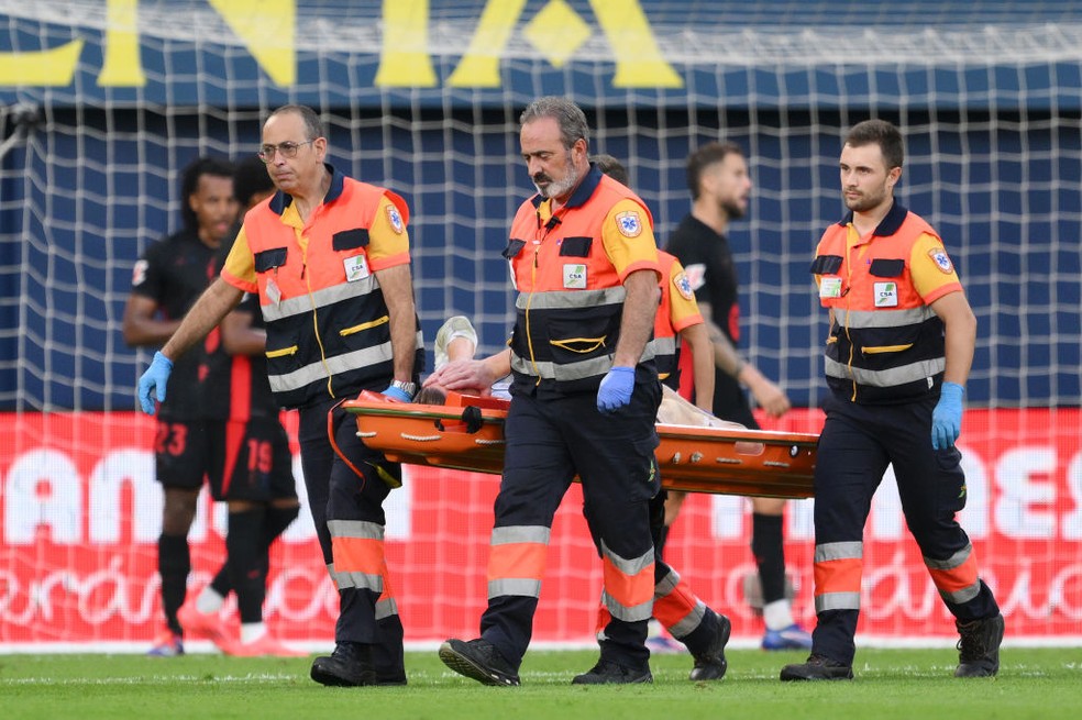 Ter Stegen carregado após lesão no joelho