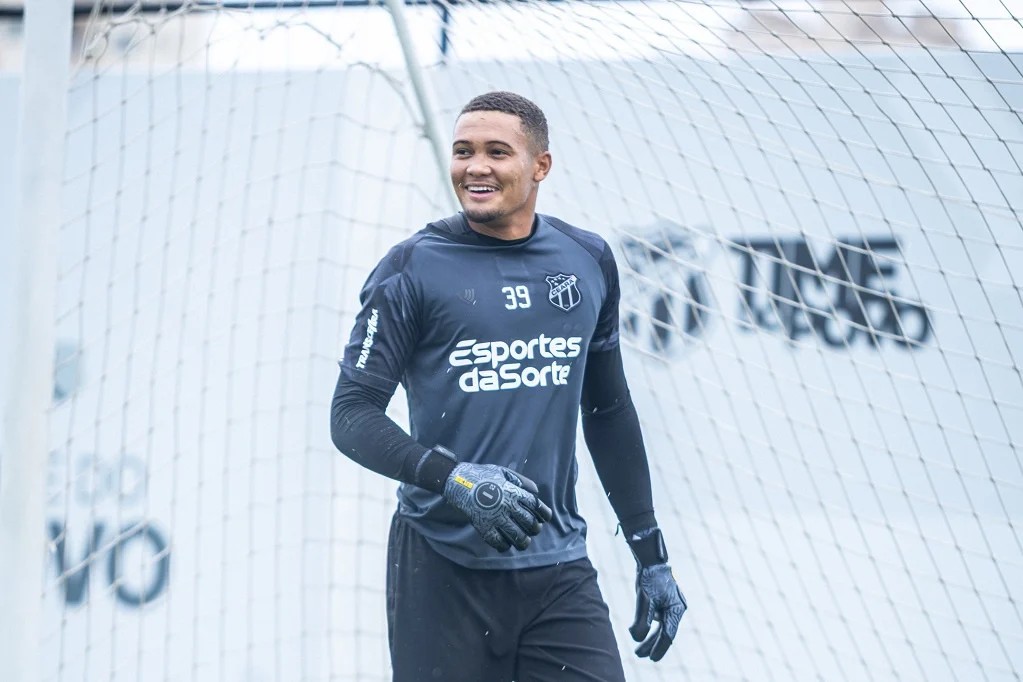 Ceará anuncia renovação com goleiro Gustavo Martins até o fim de 2028