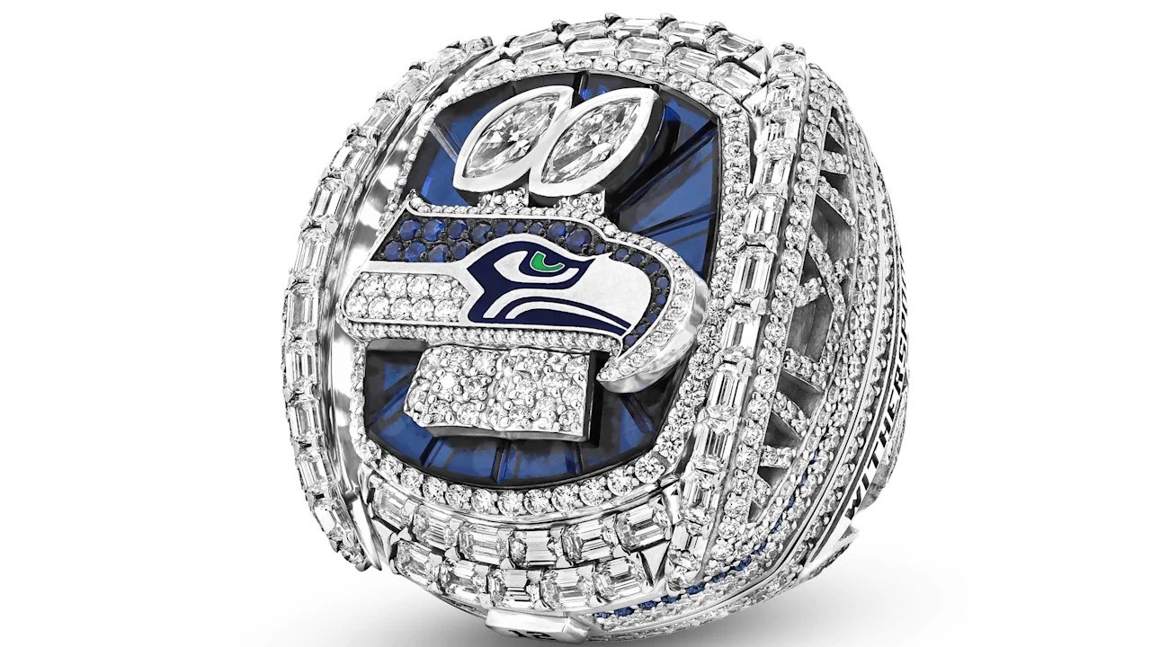 Seahawks revelam anéis de campeões do Super Bowl LX com safiras, diamantes e mecanismo secreto que esconde couro da bola; veja detalhes