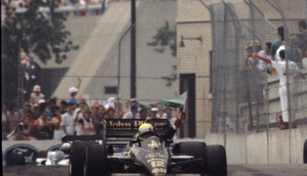 Ayrton Senna ergue bandeira do Brasil após vencer GP de Detroit de 1986 — Foto: Acervo Instituto Ayrton Senna