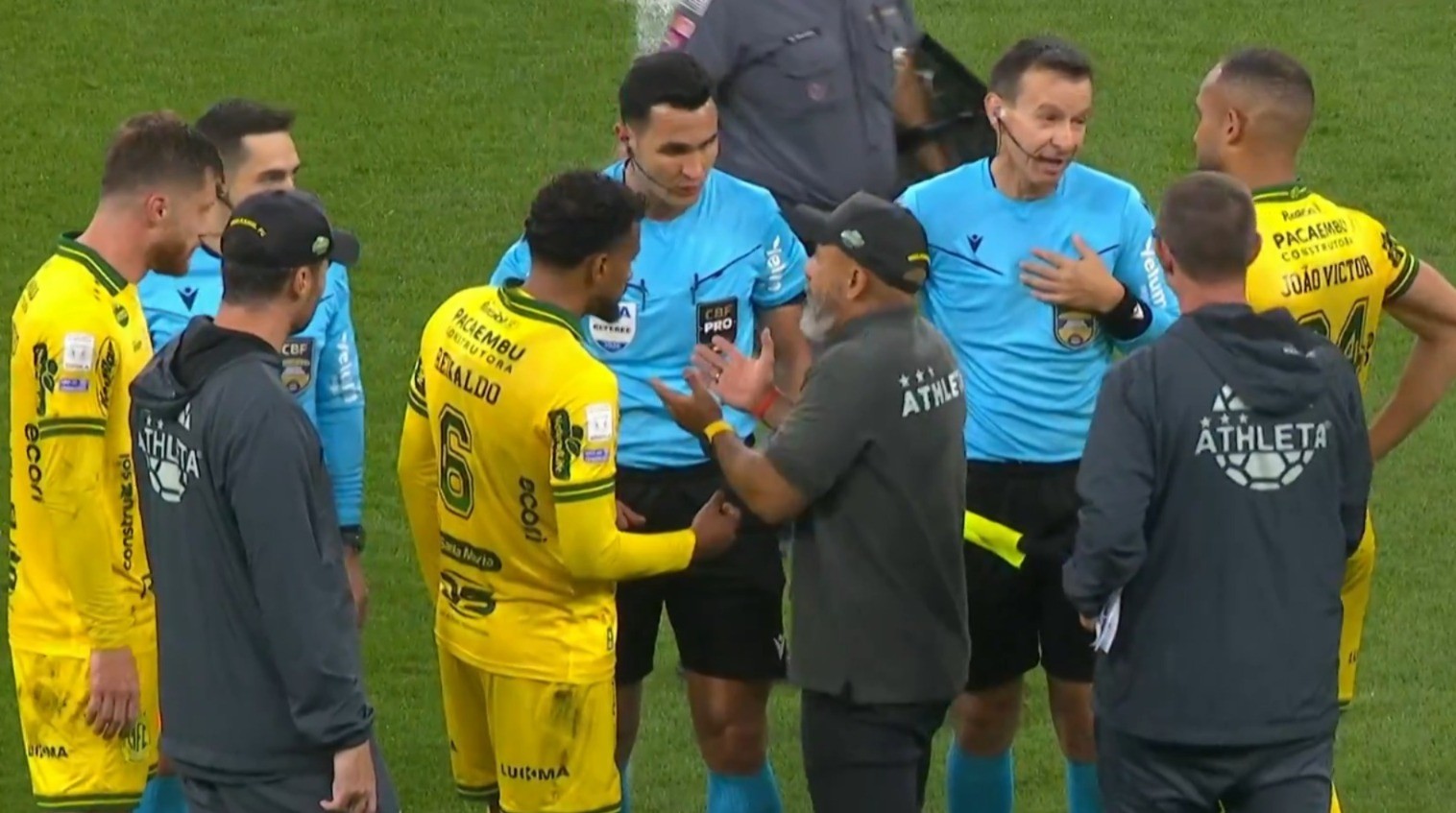 Técnico do Mirassol desabafa após expulsão de atacante: "Dá logo os três pontos para o Corinthians"
