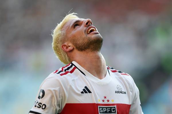 São Paulo lida com insatisfação do elenco por atrasos enquanto busca reforços no mercado