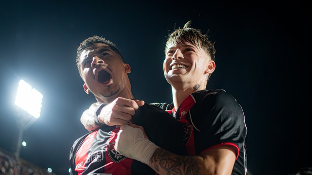 Renê e Diego Tarzia comemoram gol em Vitória x Grêmio