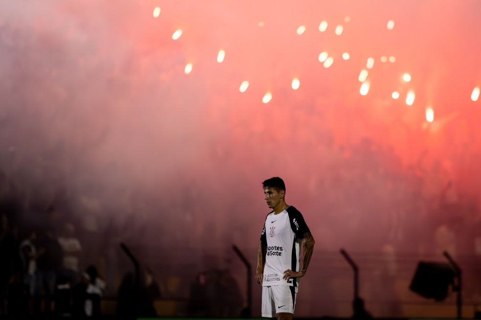 Sinalizadores da torcida do Corinthians em jogo contra o Novorizontino &mdash; Foto: Joisel Amaral/AGIF