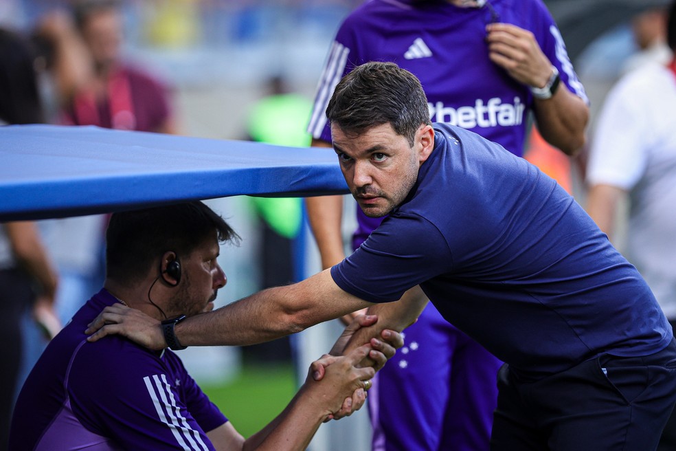 Larcamón com auxiliar da comissão técnica do Cruzeiro — Foto: Staff Images/ Cruzeiro