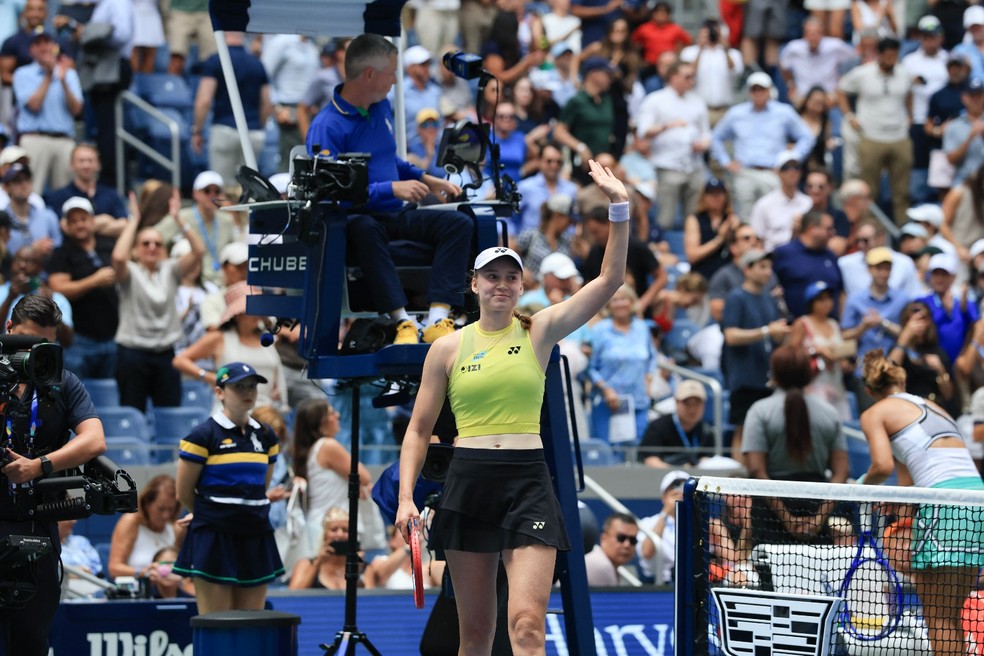 Rybakina vence Zheng e se torna a líder do ranking da WTA — Foto: AFP