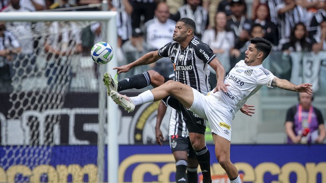 Hulk, do Atlético-MG, em disputa de bola contra o marcador do Santos