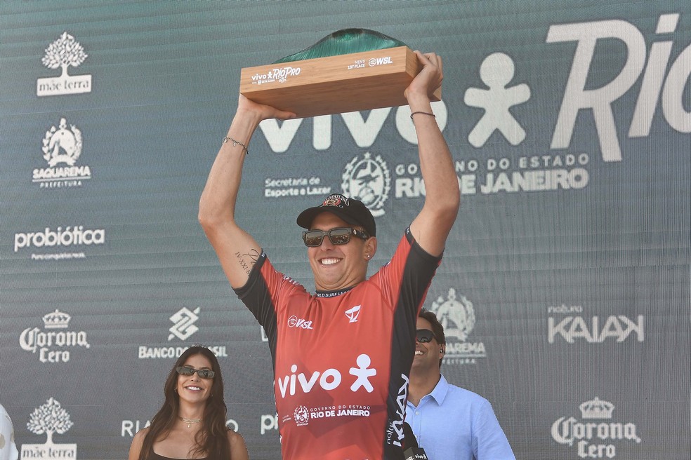 Cole Houshmand com o troféu de campeão em Saquarema — Foto: Alexandre Durão