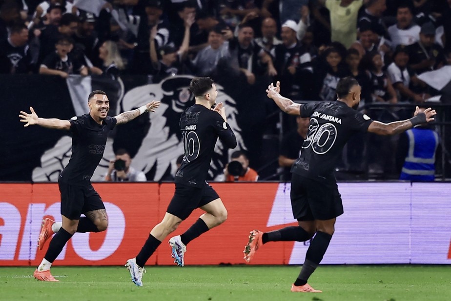 Aplicado e preciso, Corinthians acaba com tabu no Derby