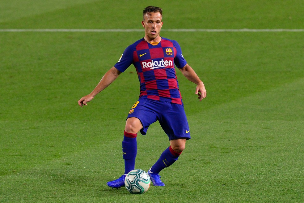 Arthur em jogo do Barcelona — Foto: AFP