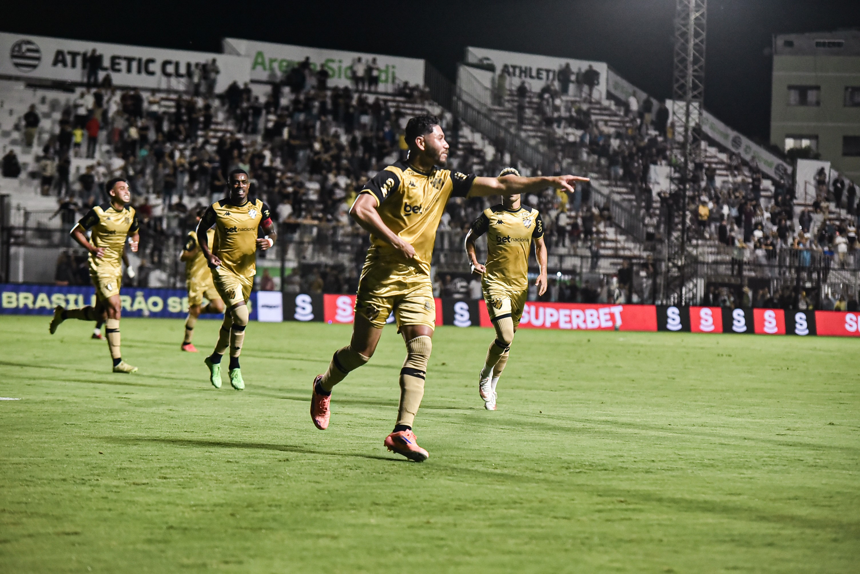 Neto Pessoa aproveita chances no Sport e ganha vaga de titular com poder de decisão