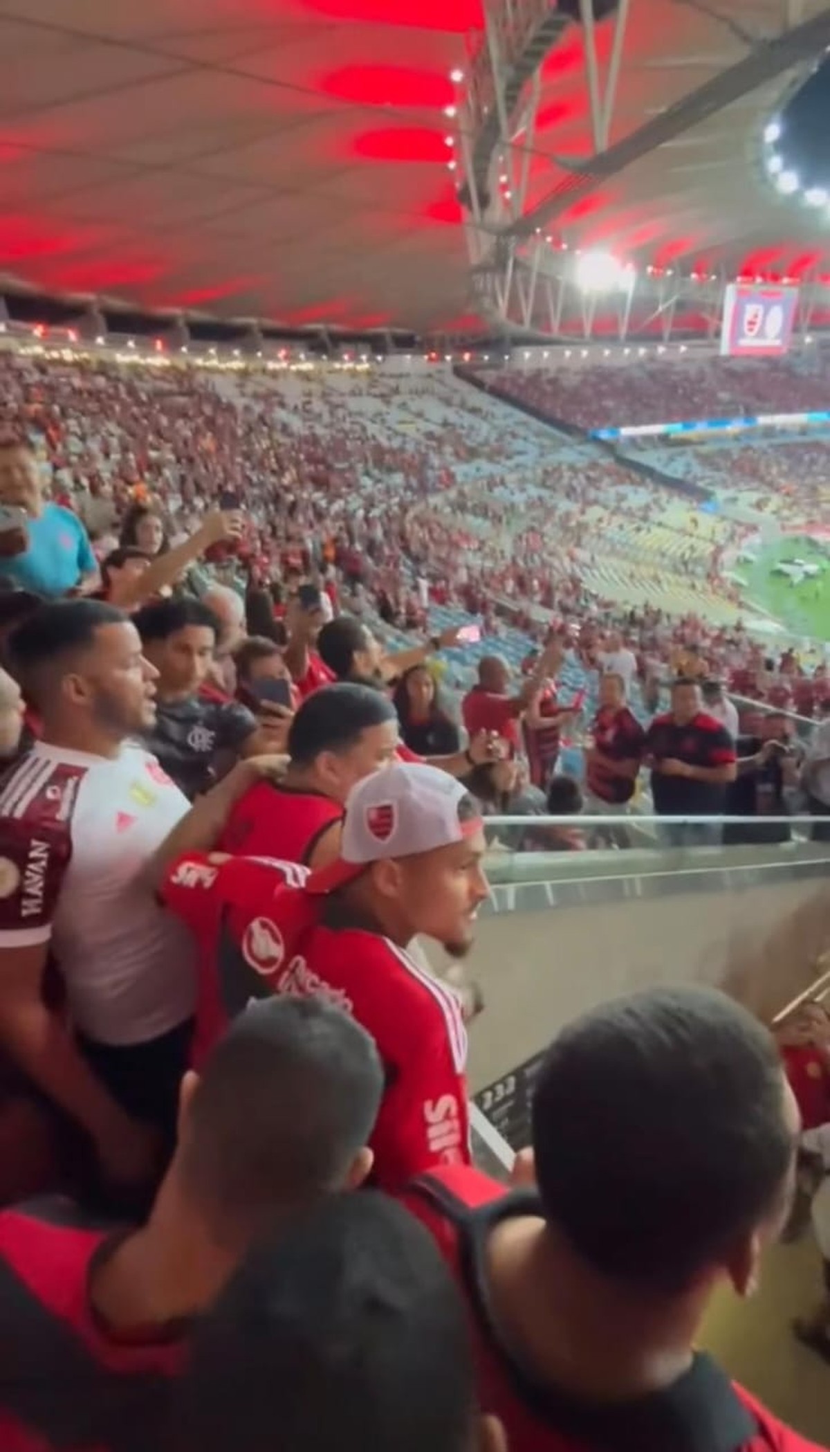 joão gomes assiste flamengo na libertadores entre a torcida