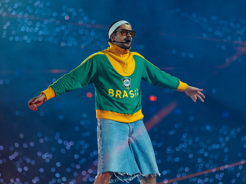 Jaqueta usada por Pelé na Copa de 1966 vira look de Bad Bunny em show no Brasil