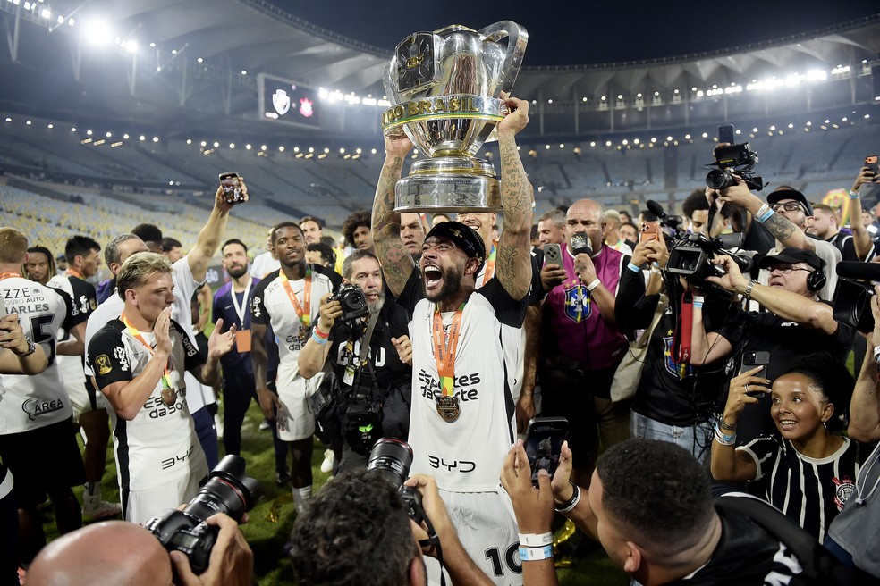 Memphis comemora o título da Copa do Brasil pelo Corinthians — Foto: Alexandre Loureiro/AGIF