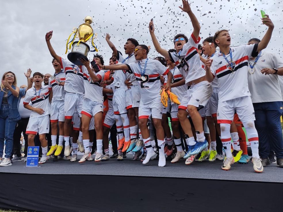 São Paulo levanta a taça da Copinha de Votorantim sub-15 de 2024 — Foto: Pâmela Ramos/TV TEM