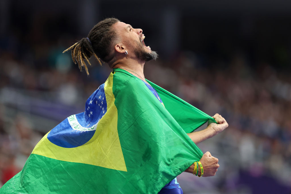 Ricardo Gomes comemora o ouro nas Paralimpíadas de Paris 2024 — Foto: Ezra Shaw/Getty Images