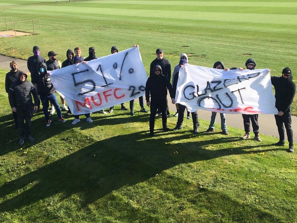 Jogo do Manchester United é adiado após torcedores entrarem no campo para  protestar contra donos do clube - BBC News Brasil