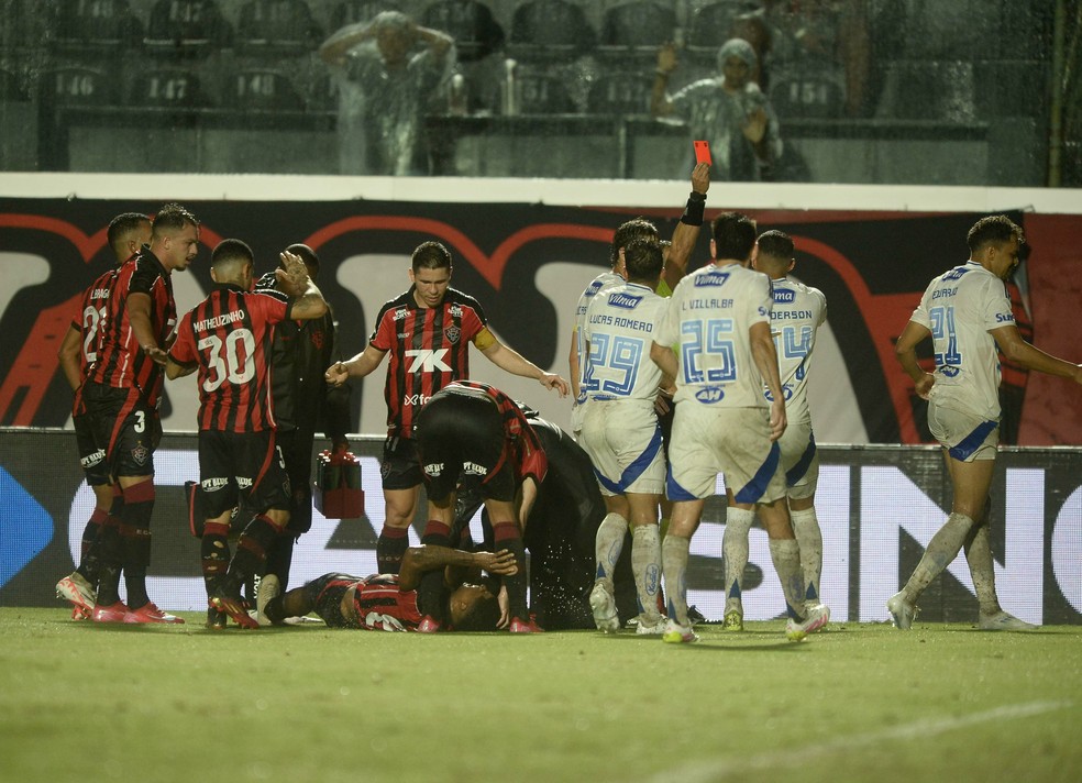 Eduardo, do Cruzeiro, expulso no jogo contra o Vitória — Foto: Jhony Pinho/AGIF