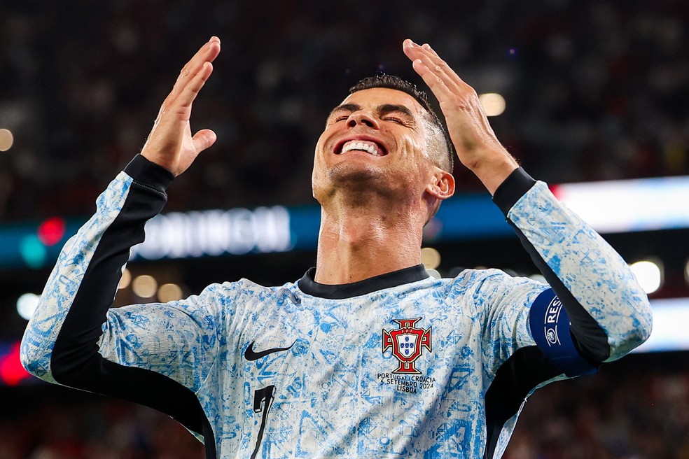 Cristiano Ronaldo celebra após chegar a 900 gols na carreira — Foto: José Sena Goulão/EFE