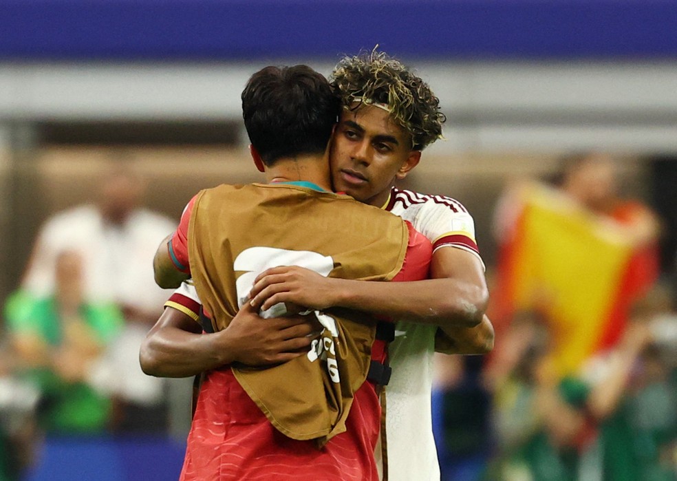 João Cancelo e Lamine Yamal após o jogo