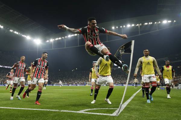 Dos gols ao chute na bandeira: Luciano reencontra Corinthians em busca de fim do tabu no São Paulo