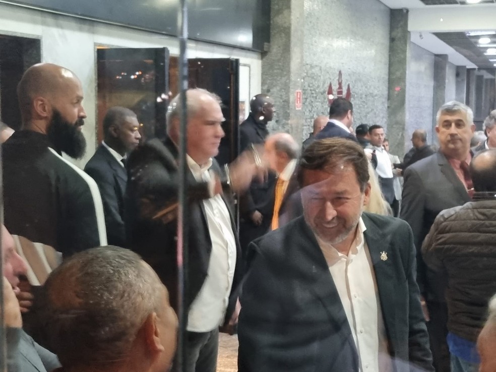 Rubão e Augusto Melo em reunião do Conselho do Corinthians — Foto: José Edgar de Matos