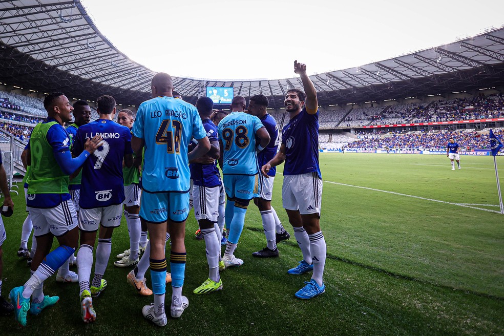 Jogadores do Cruzeiro comemoram gol diante do Uberlândia — Foto: Staff Images
