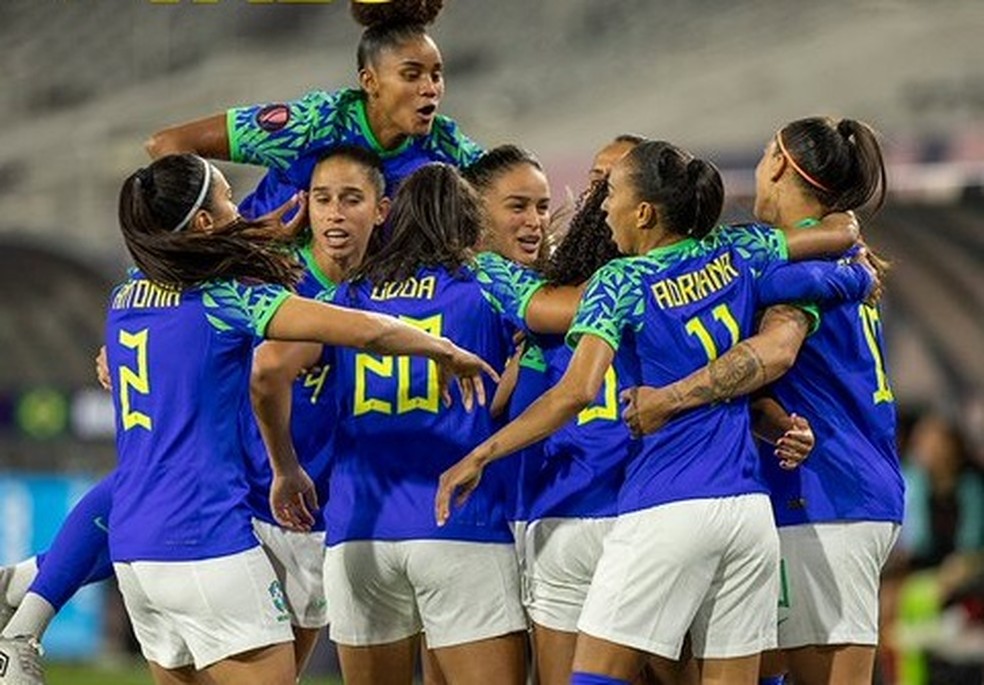 Jogadoras do Brasil comemora o gol de Duda Santos contra a Colômbia — Foto: Leandro Lopes / CBF
