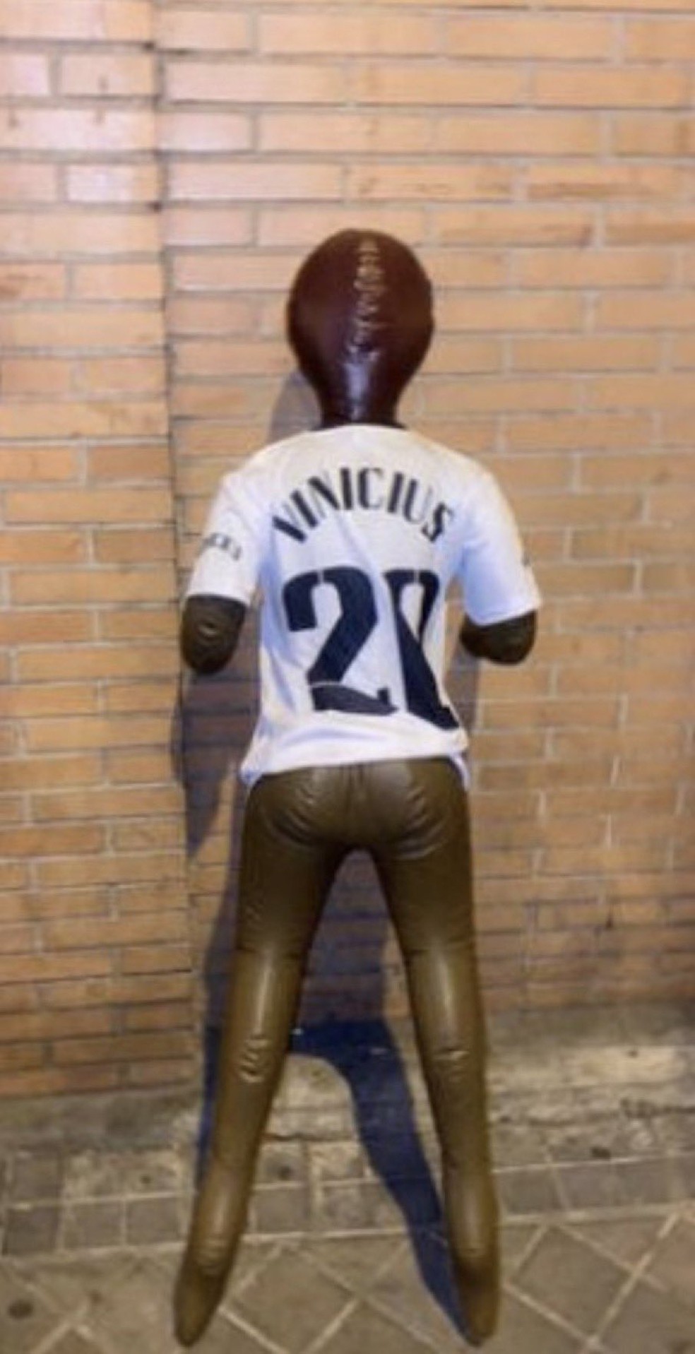 Torcedores do Atlético de Madrid ameaçam Vini Jr simulando enforcamento antes de clássico com Real Madrid — Foto: Reprodução