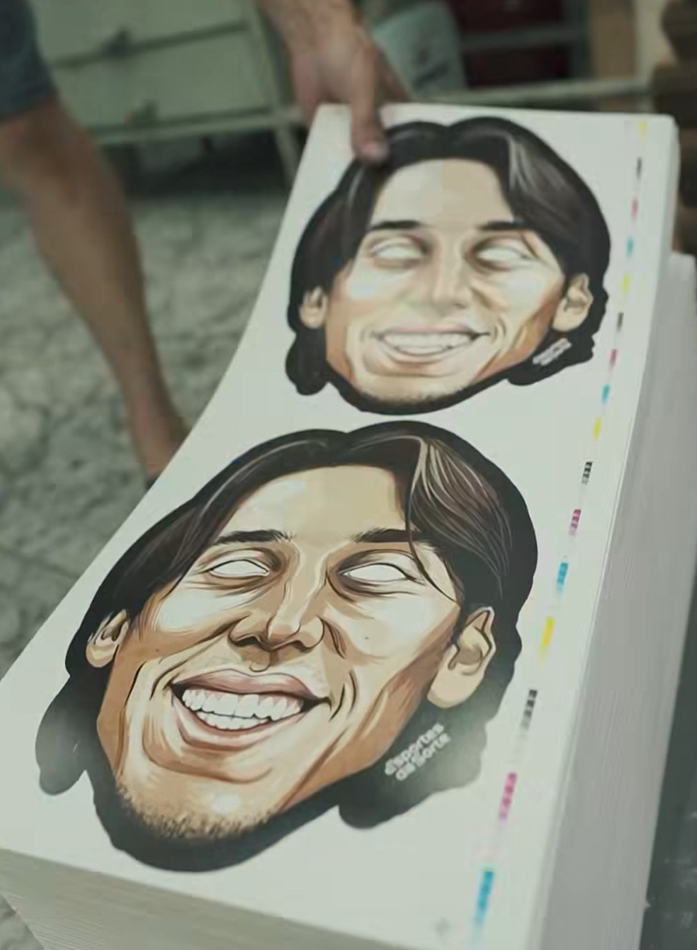 Máscara de Geromel vai ser distribuída para a torcida do Grêmio — Foto: Reprodução