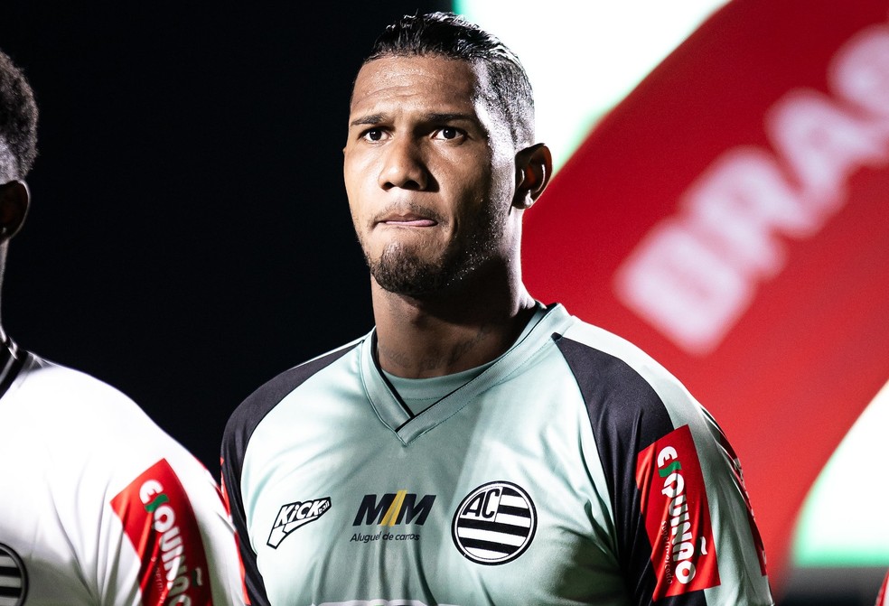 Adriel foi titular nos últimos dois jogos do Athletic — Foto: Mateus Dutra / Athletic / Divulgação