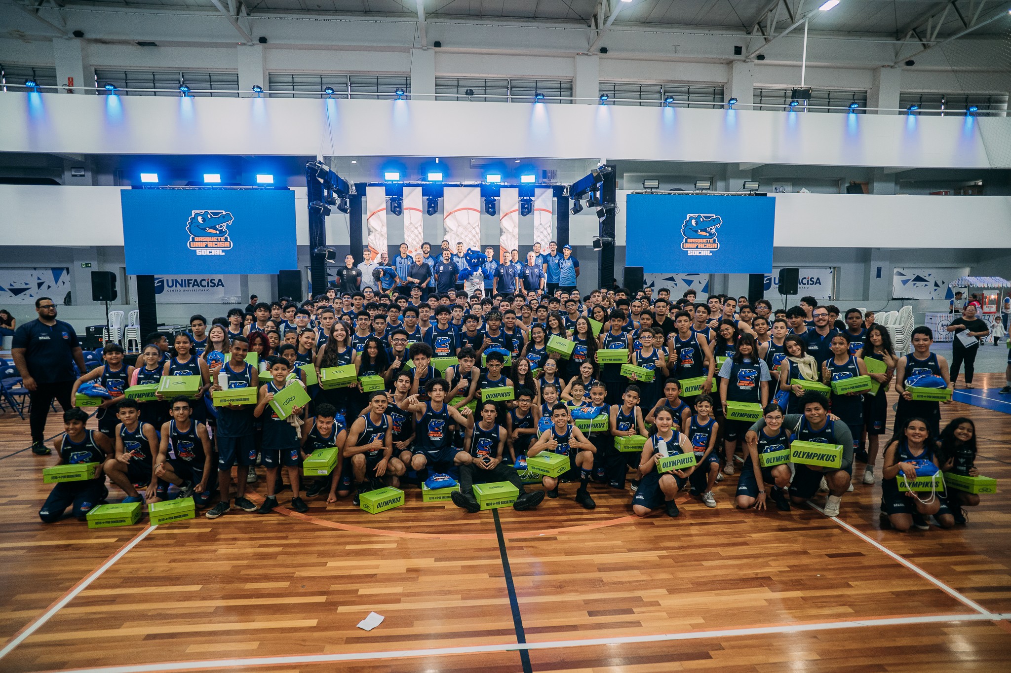 Unifacisa promove ação na Arena e entrega 360 kits de treino para jovens atletas