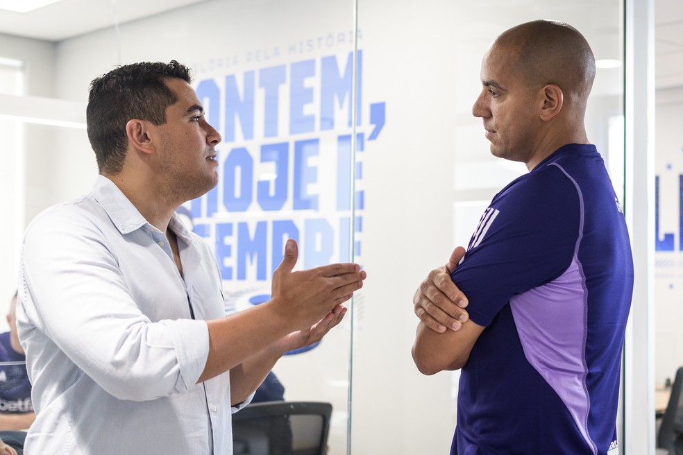 Pedro Martins, diretor de futebol do Cruzeiro, conversa com o técnico Pepa — Foto: Gustavo Aleixo