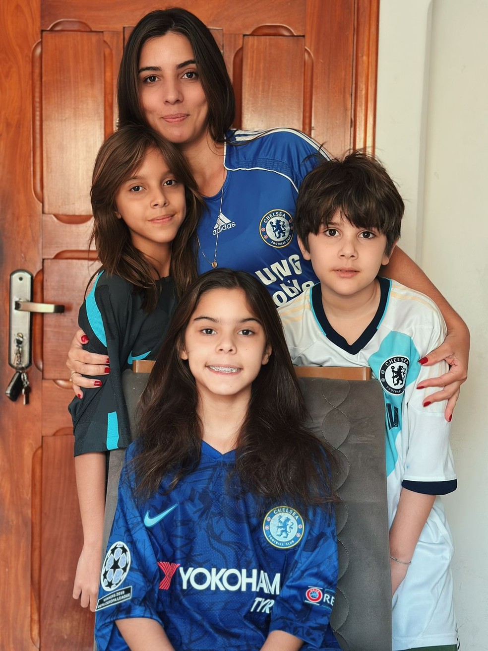 A mãe Layra também compartilha o amor pelo Chelsea com os filhos — Foto: Arquivo Pessoal