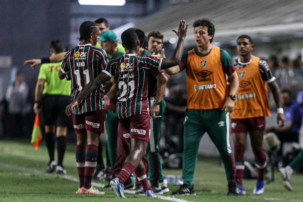 Arias comemora o segundo gol do Fluminense com Fernando Diniz — Foto: Lucas Merçon/Fluminense