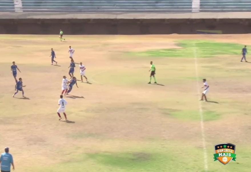 Com estiagem, grama de principal estádio do TO chama atenção; caminhões-pipa viram solução