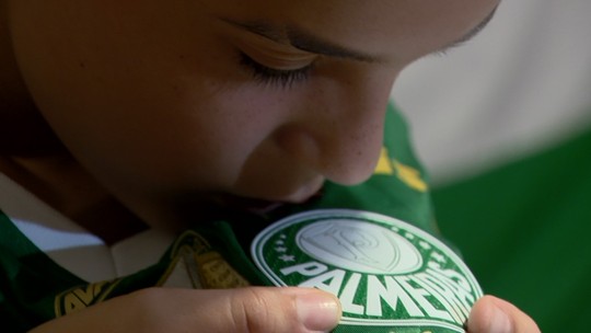 Murilo mobiliza redes sociais para achar torcedor que pediu camisa do Palmeiras e faz surpresa