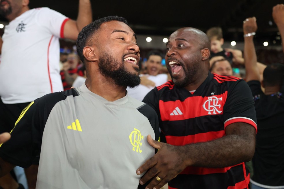 Torcedores do Flamengo comemoram gol no Maracanã